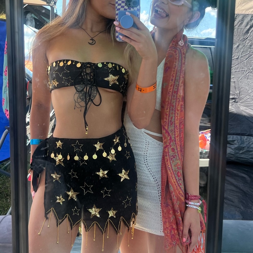 Black Star-Embellished Crop Top - Picture 2 of 6
